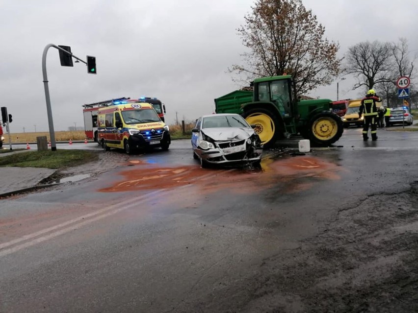 Jak informują strażacy, ciągnik rolniczy zderzył się z...