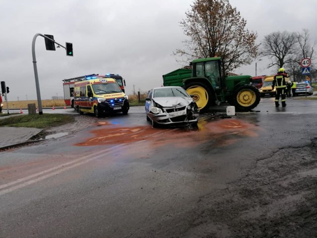 Jak informują strażacy, ciągnik rolniczy zderzył się z samochodem osobowym