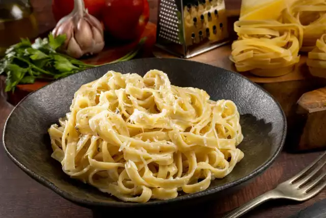 Do zrobienia oryginalnego fettucine Alfredo potrzeba parmezanu, masła i makaronu. Szybkie i sycące danie na włoską modłę.