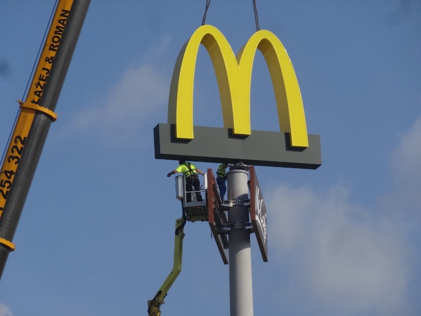 Grodzisk: Wielka literka "M" zamontowana! Coraz bliżej otwarcia lokalu najsłynniejszej sieci fast food