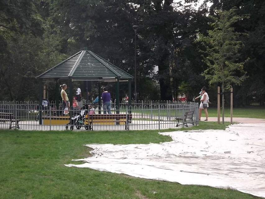 Park Staszica wciąż niedostępny dla mieszkańców. Powodem usterka fontanny (ZDJĘCIA)