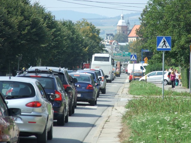 Sznur samochodów na ul. Lwowskiej w godzinach szczytu zaczyna się w Piątkowej
