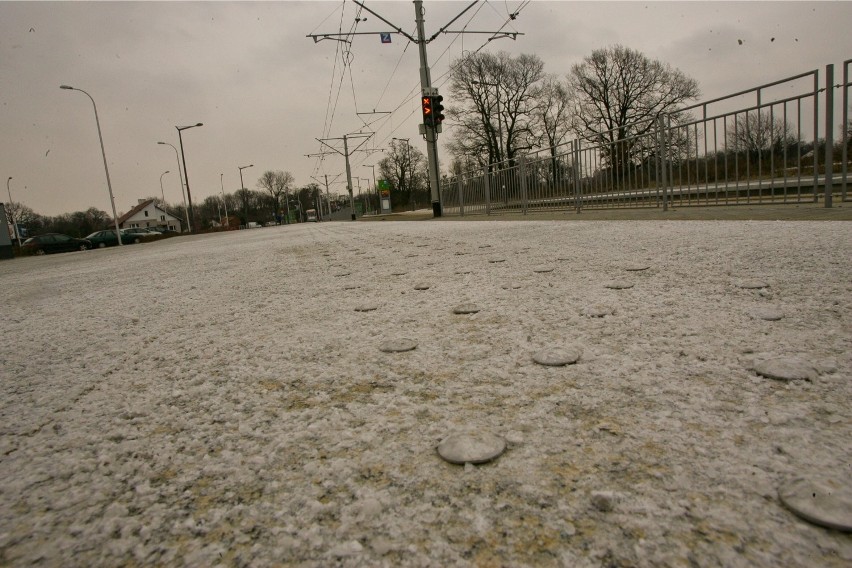 Wrocław: Biało na Pilczyckiej. To nie śnieg, to sól (ZDJĘCIA)