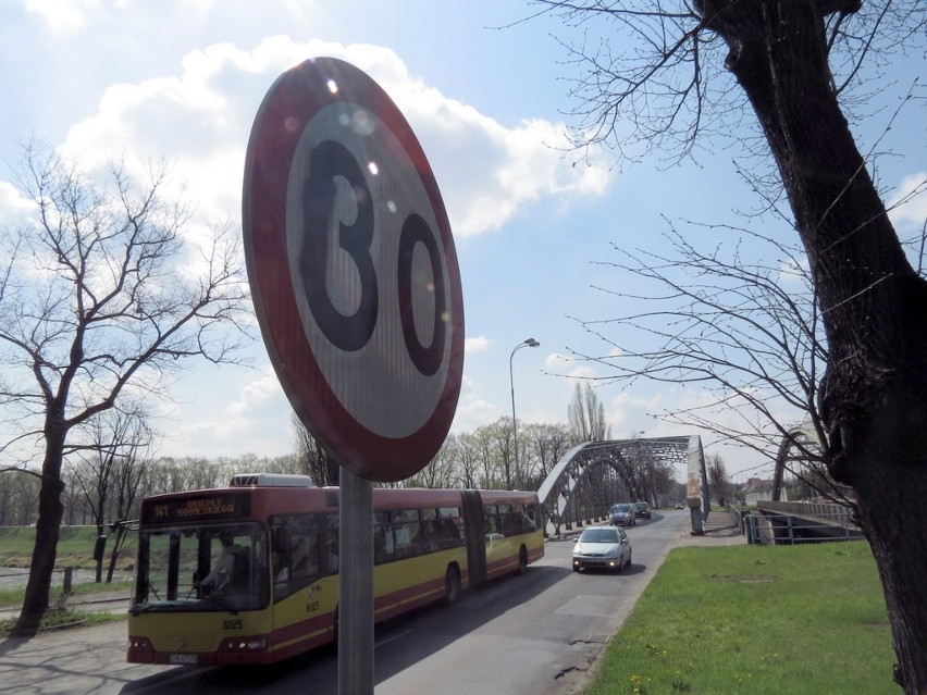 Na Kochanowskiego znaki ograniczały prędkość do 90 km/h