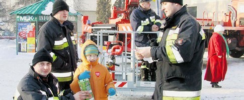 W Nowym Targu w akcję zbierania pieniędzy na WOŚP włączyli się strażacy