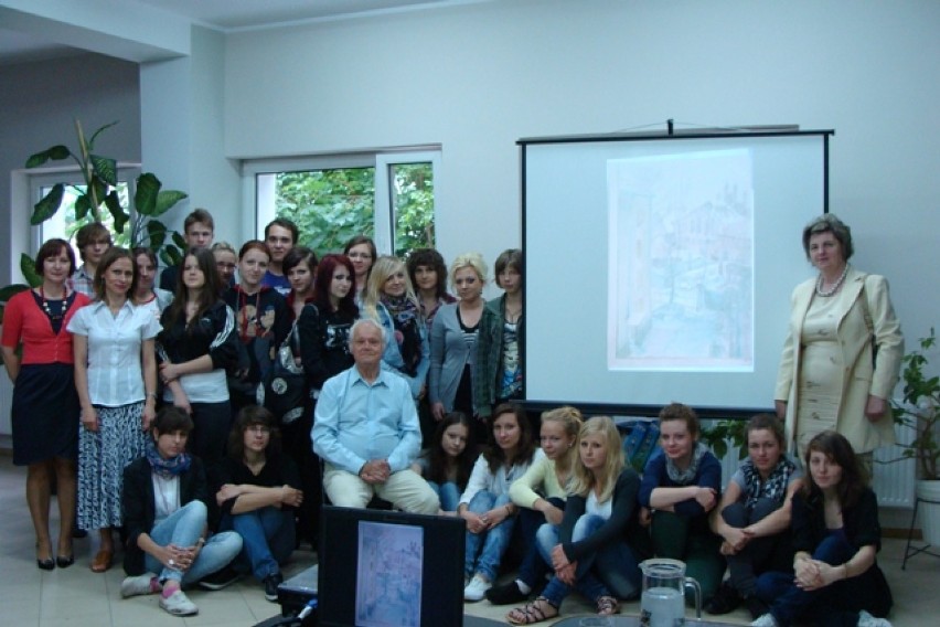 Podczas kolejnego spotkania w ramach edukacji regionalnej młodzież "Królówki" uczestniczyła w wernisażu prac Antoniego Jakubiaka.
