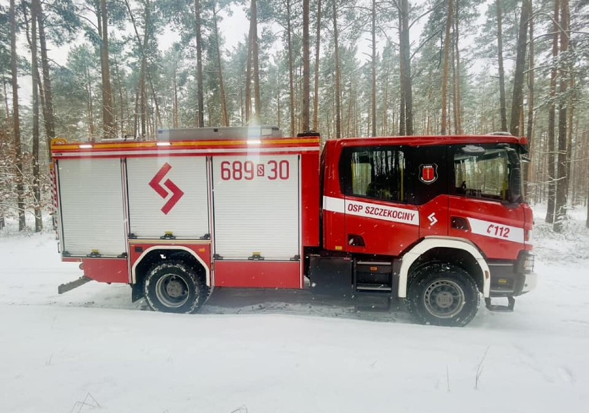 Strażacy ze Szczekocin hucznie przywitali nowy samochód ratowniczo-gaśniczy