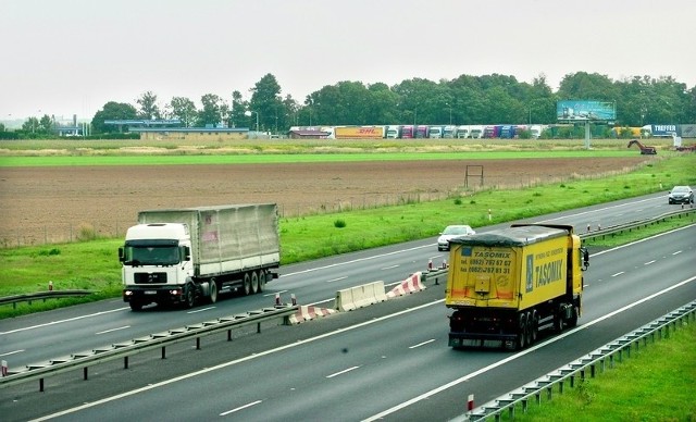 Stacja należąca m.in. do żony posła leży obok autostrady, ale nie ma do niej zjazdu