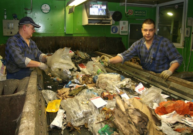 Ręczna segregacja odpadów w warszawskiej spalarni śmieci