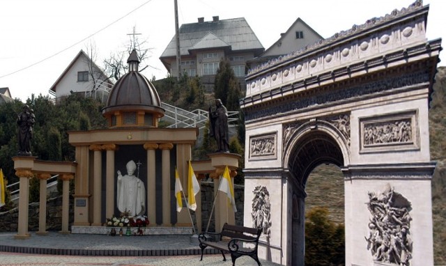Planowany łuk triumfalny (po prawej) stanie w sąsiedztwie miniatury zbudowanej już miniatury Bazyliki św. Piotra