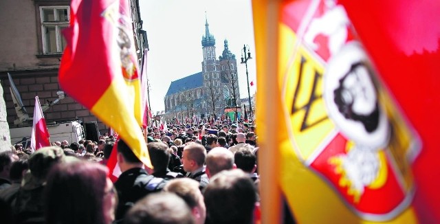 Wśród setek flag powiewających podczas wczorajszej uroczystości nad krakowskim Rynkiem były także flagi Wrocławia