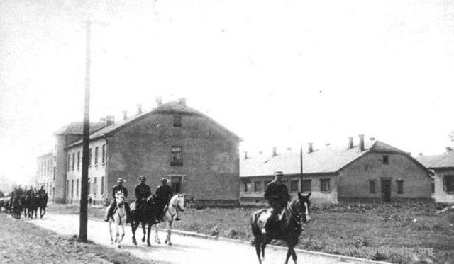 Do utworzenia obozu Niemcy wykorzystali na początku przedwojenne koszary wojskowe na Zasolu (na zdjęciu sprzed 1 września 1939 roku)