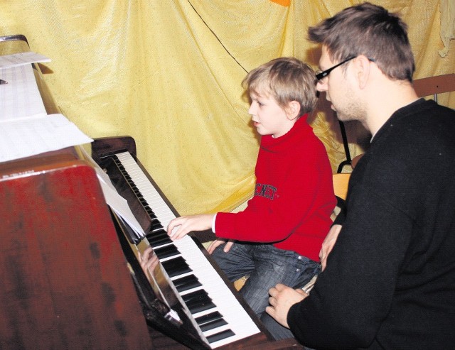 Mateusz Kulejewski uczy się gry na pianinie od ub. roku.