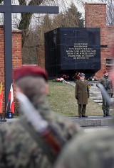 Łódź: oddali hołd pomordowanym więźniom (FILM)