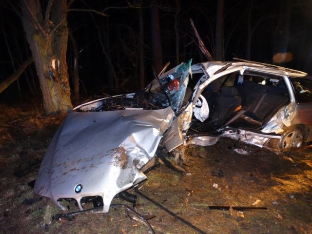 Dramatyczne wydarzenia rozegrały się w nocy przed godziną 1. Jadące w kierunku Opalenicy osobowe bmw serii 5 na oblodzonej nawierzchni jezdni wpadło w poślizg. Auto zjechało na prawe pobocze, by następnie uderzyć w pień drzewa. 30-letni kierowca zmarł.

WIĘCEJ: Tragiczny wypadek pod Opalenicą