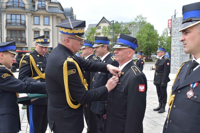 W trakcie uroczystości strażacy zostali odznaczeni medalami,...