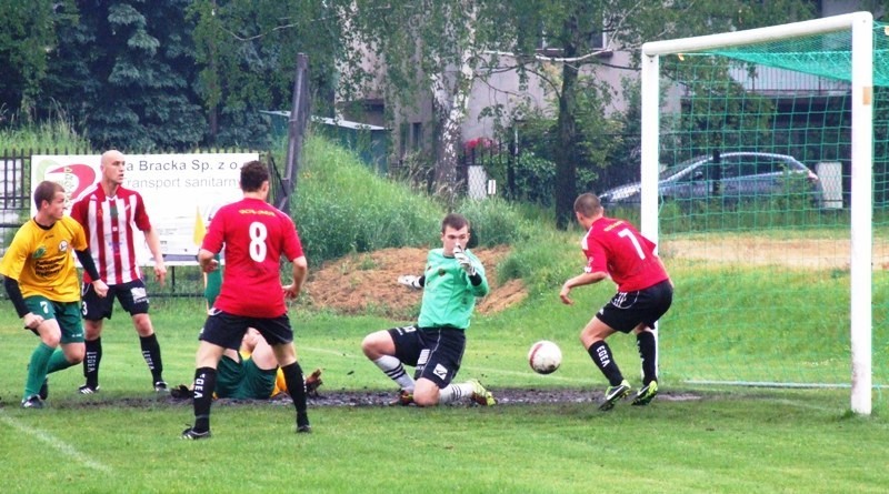 Gorące piłkarskie derby III ligi w Libiążu, miejscowa Janina przegrała z Beskidem Andrychów 1:3