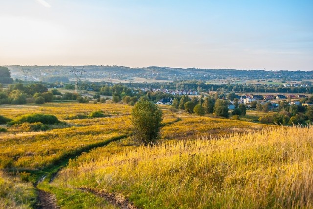 GÓRA PARCINA 

Jak czytamy na slaskie.travel Góra Parcina (354 n.p.m) w Będzinie zwana jest też Górą Szybowcową. To tu powstała pierwsza i największa Szkoła Szybowcowa w Zagłębiu Dąbrowskim. W okresie międzywojennym na szczycie wybudowany został hangar szybowcowy. Po wybuchu II wojny światowej cały sprzęt, szybowce i hangar zostały zajęte przez okupantów i wykorzystywane na potrzeby szkolenia Sił Powierznych Trzeciej Rzeszy. 