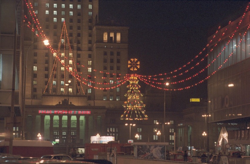 Warszawa 10.12.1993. Dekoracje bożonarodzeniowe w...