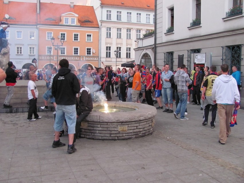 Piast Gliwice w ekstraklasie, kibice świętują, policja strzela! [ZDJĘCIA i WIDEO]