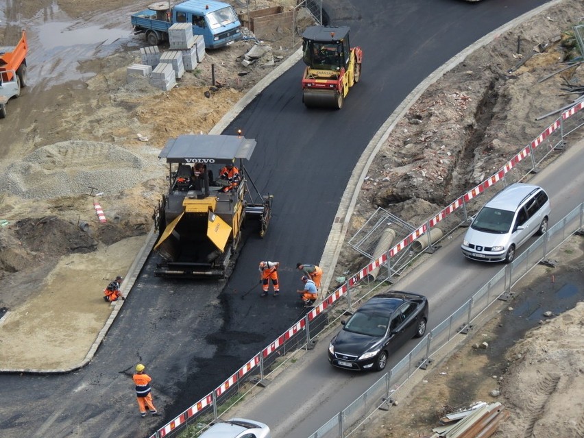 Od niedzieli inaczej jeździmy na Psim Polu. W sobotę jeszcze lali asfalt (ZDJĘCIA)