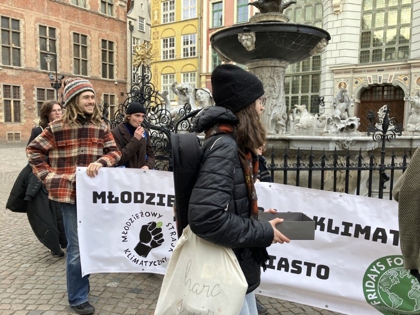 Demonstracja w obronie klimatu. Kilka osób manifestowało na Długim Targu w Gdańsku