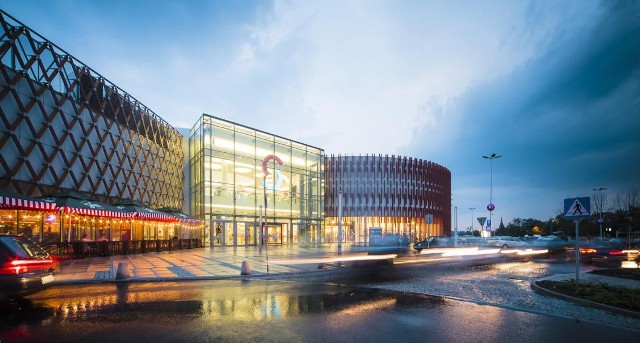 KATOWICE. Centrum Silesia to największe centrum handlowe na Śląsku. W październiku ubiegłego roku na otwarciu nowej części budynku pojawiła się słynna dziedziczka hotelarskiej fortuny Paris Hilton. W centrum działa łącznie ponad 300 sklepów. W całym obiekcie pracuje 3,5 tys. osób. Na ostatnią rozbudowę centrum inwestor wydał 50 mln euro.