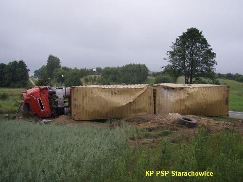 Wypadek w miejscowości Młynek. Przewróciła się ciężarówka [zdjęcia]