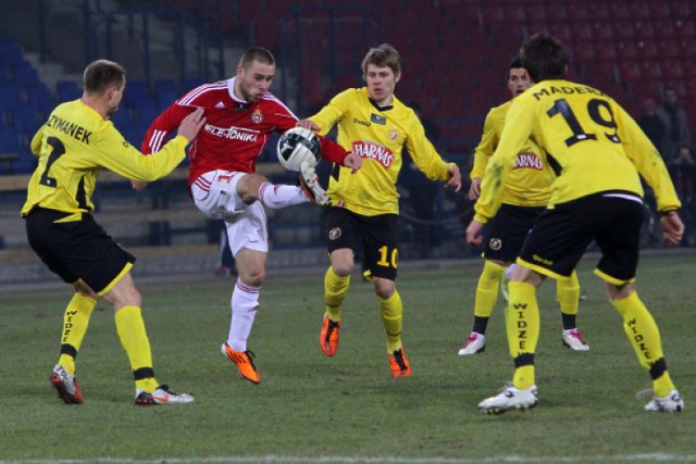 Wisła pokonała w sobotnim meczu Widzew Łódź 2:0. W rezultacie ...