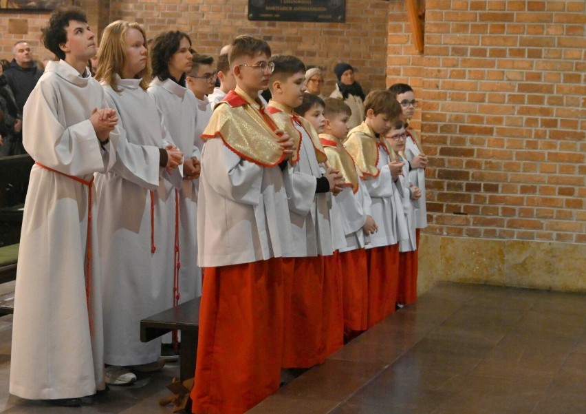 Kapłan umył stopy mężczyznom w sanktuarium w Jaśle. Zobaczcie zdjęcia z Mszy Wieczerzy Pańskiej u ojców franciszkanów