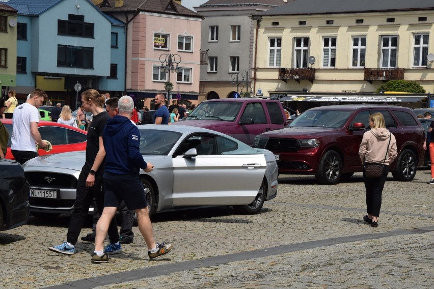 Na skierniewickim Rynku stanęło ponad 200 aut amerykańskich.