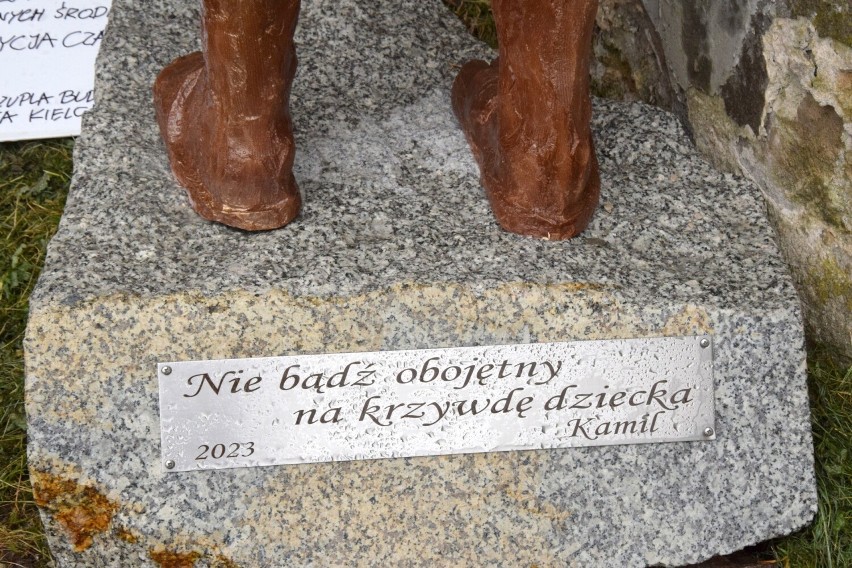 Rzeźba „Chłopca w kącie” w Kielcach. Niemy apel przeciwko przemocy wobec dzieci