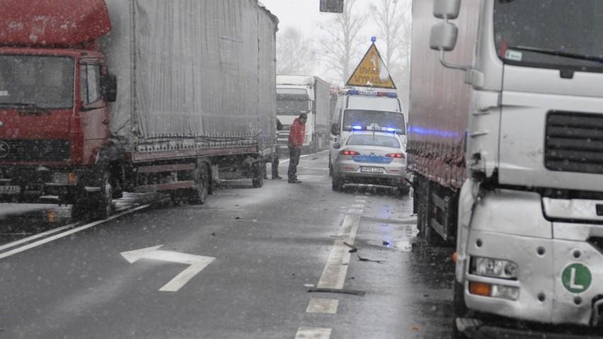 Wypadek pod Oleśnicą na drodze Wrocław - Warszawa (ZDJĘCIA)
