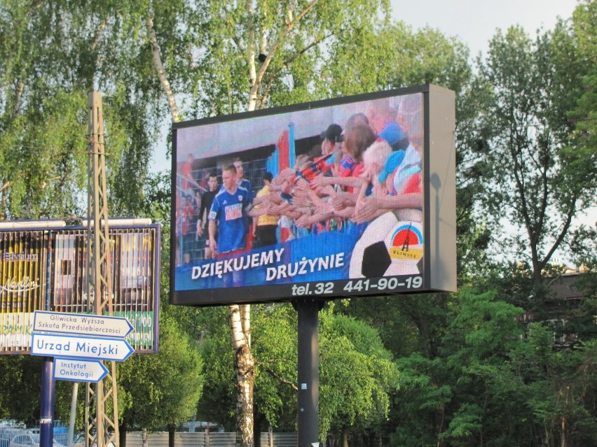 Piast Gliwice w ekstraklasie, kibice świętują, policja strzela! [ZDJĘCIA i WIDEO]