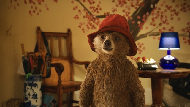 "Paddington"

Na stacji Paddington w Londynie państwo Brown (Hugh Bonneville i Sally Hawkins) znajdują misia. Zwierzak jest po wyczerpującej podróży z Peru, została mu ostania kanapka z marmoladą i perspektywa spędzenia nocy w koszu na śmieci. Brownowie postanawiają zabrać go do domu i pomóc w odnalezieniu Montgomery'ego Clyde'a, na którego zaproszenie Paddington przyjechał do Anglii. Tymczasem o przybyciu niezwykłego gadającego niedźwiadka dowiaduje się bezwzględna dyrektorka Muzeum Historii Naturalnej, Millicent (Nicole Kidman), która skupuje wypchane, egzotyczne zwierzęta. Paddingtonowi nie udaje się uniknąć z nią spotkania. 

Emisja: CANAL , godz. 19.30