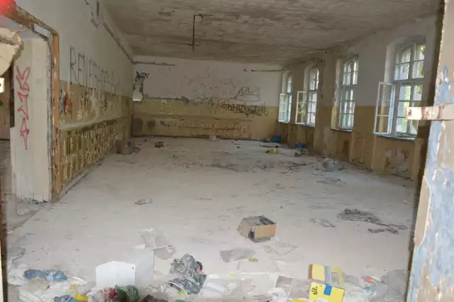 Tak w sierpniu 2020 roku wyglądają opuszczone koszary w Żarach i duża, kilkupoziomowa stołówka 11. Brygady Zmechanizowanej.