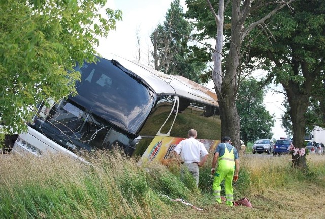 Autokar wpadł do rowu w Bogdanowicach koło Obornik