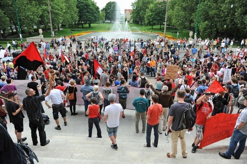 Poznań: Żądali chleba zamiast igrzysk. Protest pod Strefą Kibica [ZDJĘCIA]