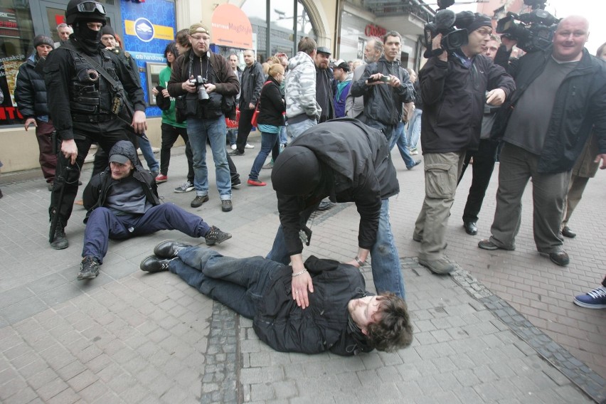 Zadyma w Katowicach: Antyfaszyści starli się z policją na marszu narodowców