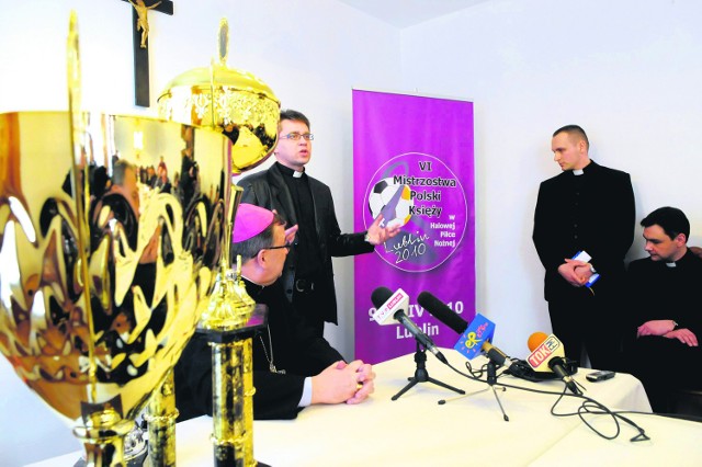 Na konferencji z udziałem abp Józefa Życińskiego, księża-piłkarze zaprezentowali logo tegorocznych mistrzostw