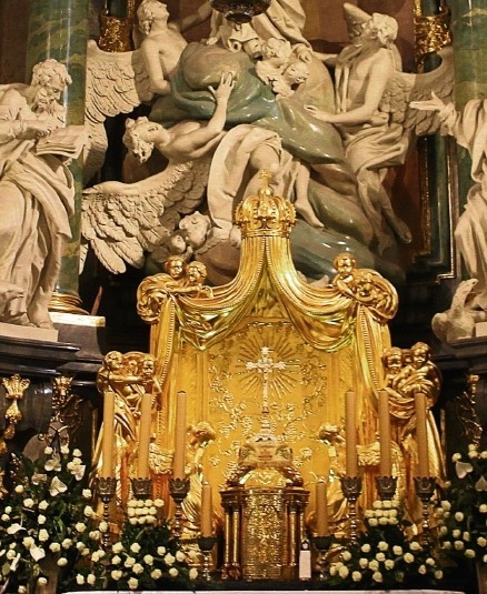Ołtarz główny w bazylice przedstawia Wniebowzięcie Matki...