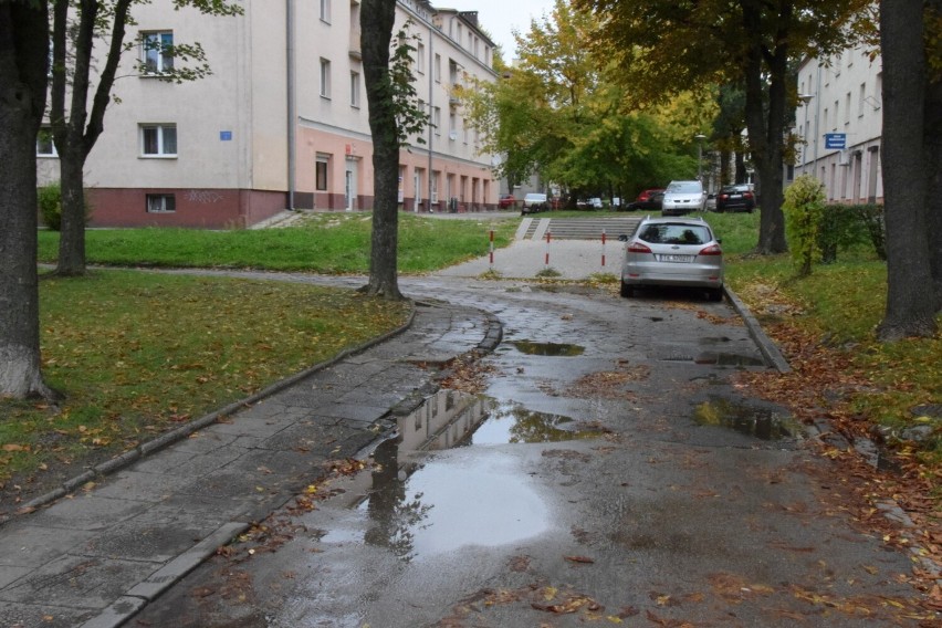 W dramatycznym stanie jest skwerek w centrum Kielc. Rozjeździły go samochody, remontu nie było od około 70 lat! Zobaczcie zdjęcia