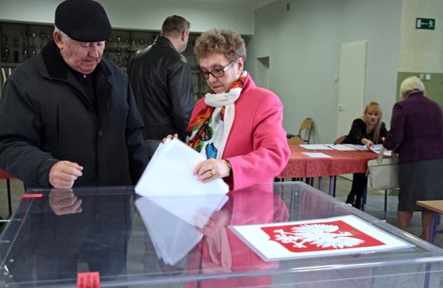 Irena i Tadeusz Sikorscy oddawali swoje głosy w lokalu mieszczącym się w szkole na os. Strzemięcin.