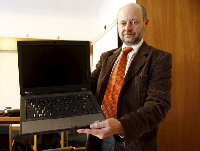 Radny Tomasz Solis z laptopem