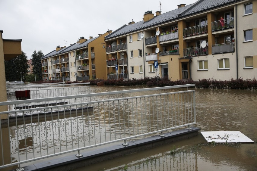 Kraków. Przerwany wał przeciwpowodziowy. Kilkadziesiąt budynków mieszkalnych zalanych [ZDJĘCIA]