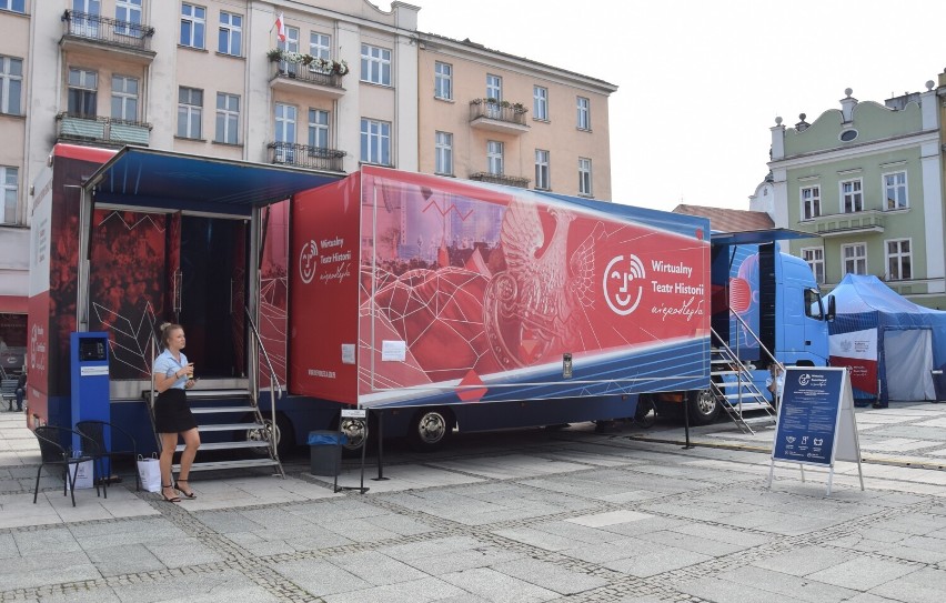 Wirtualny Teatr Historii "Niepodległa" zawitał na Główny Rynek w Kaliszu ZDJĘCIA