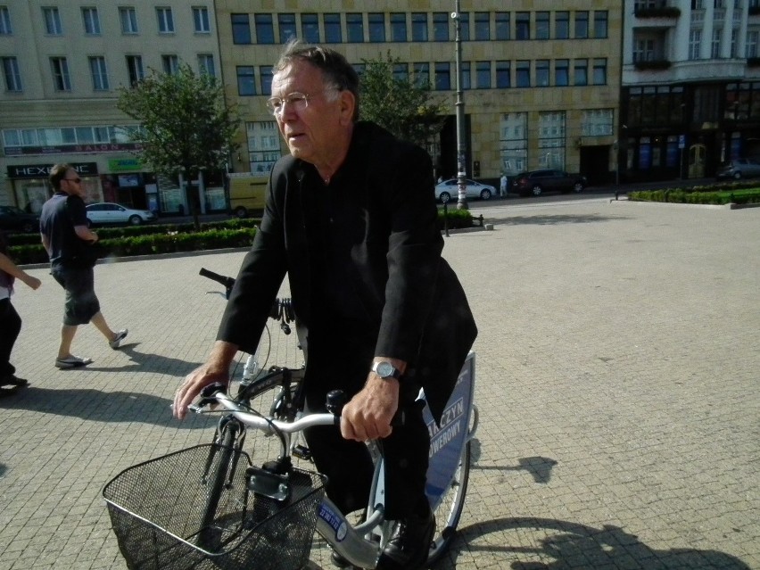 Duńczyk na placu Wolności wypróbowywał rower miejski...
