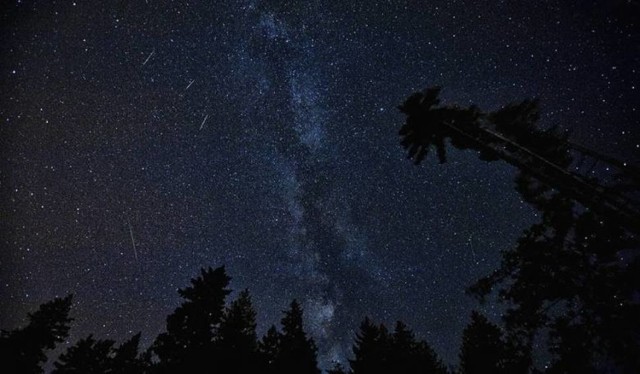 Dzisiejszej nocy warto spojrzeć w niebo - zapowiada się prawdziwe gwiezdne show! Na noc 23/24 maja 2018 roku przypada maksimum meteorów z roju Camelopardalidów. Gdzie oglądać spadające gwiazdy? Kiedy najlepiej spojrzeć w niebo? Sprawdź!