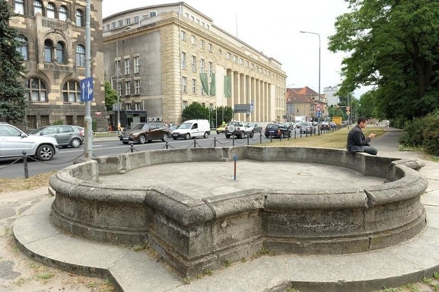 Zniszczona fontanna i skrawek parku Maciejewskiego przy Akademii Muzycznej.