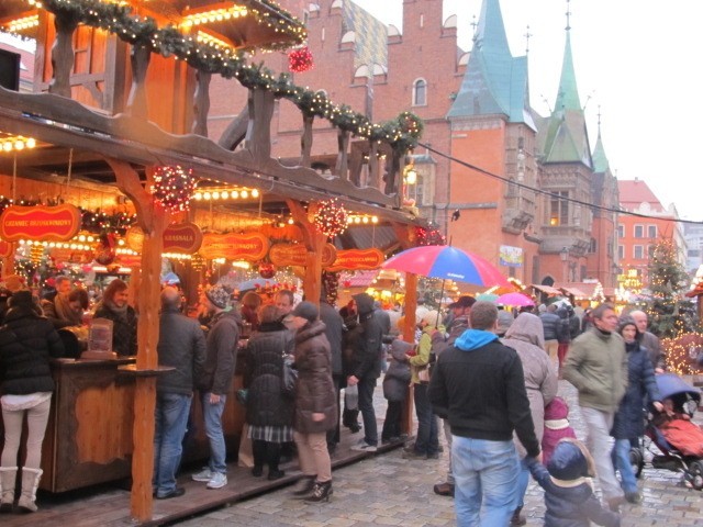 Wrocław: Tłumy na jarmarku w Rynku. Chętni rzeźbili w lodzie (ZDJĘCIA)